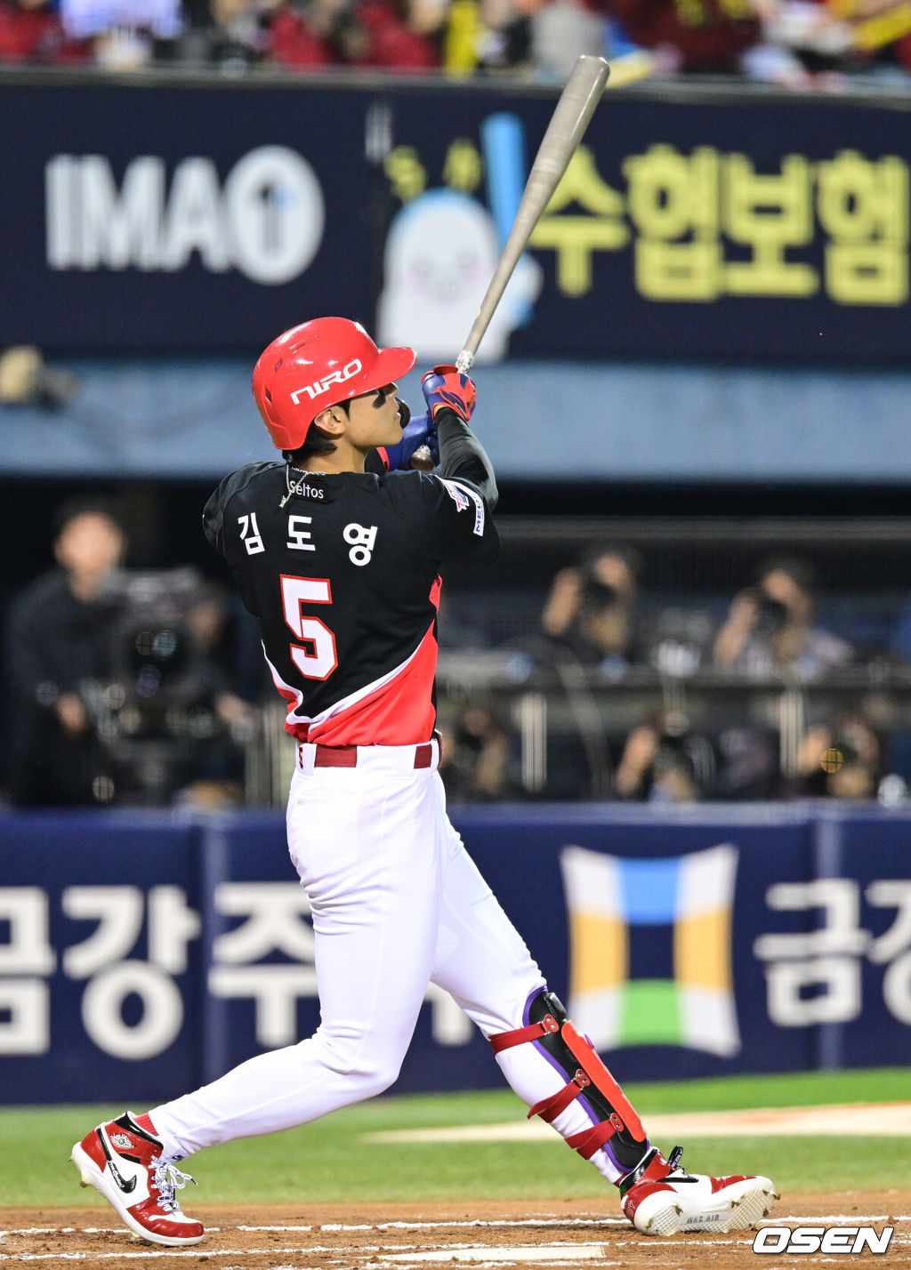 20일 서울 잠실야구장에서 ‘2026 신한 SOL KBO 준플레이오프’ 3차전 LG 트윈스와 KIA 타이거즈의 경기가 열렸다.벼랑 끝에 몰린 LG는 카를로스 카라스코가 선발로 나선다. 광주 홈에서 열린 2경기를 모두 잡아낸 KIA는 시라카와 게이쇼를 선발로 내세웠다. 2회초 1사 만루 상황 KIA 김도영이 달아나는 좌중간 만루포를 날리고 있다. 2026.10.20 / dreamer@osen.co.kr