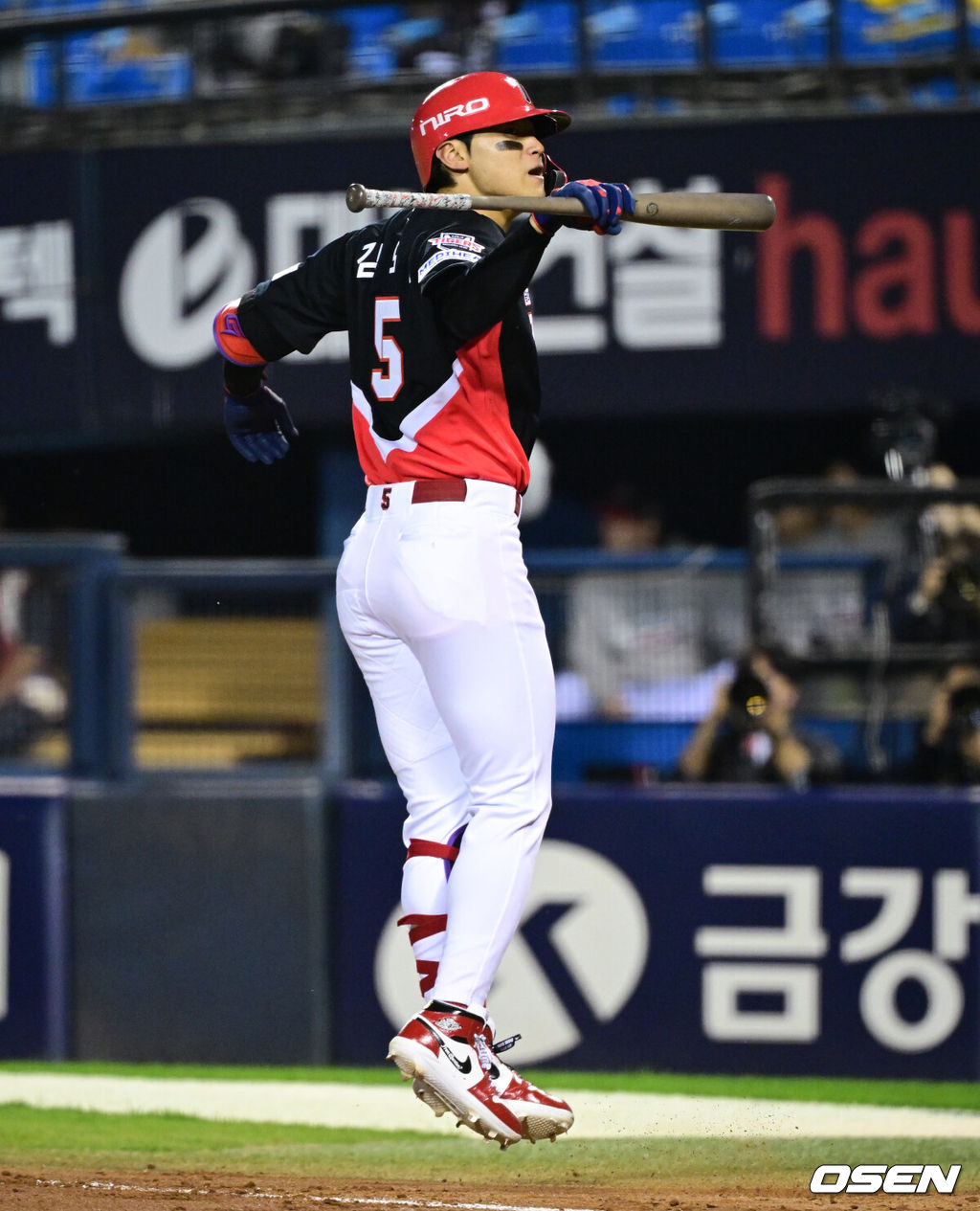 20일 서울 송파구 잠실야구장에서 2026 신한 SOL KBO 준플레이오프 3차전 LG 트윈스와 KIA 타이거즈의 경기가 열렸다. 홈팀 LG는 카라스코, KIA는 시라카와를 선발투수로 내세웠다.2회초 1사 만루에서 KIA 김도영이 좌중월으로 만루 홈런을 날린 뒤 베이스를 돌고 있다. 2026.10.20 /cej@osen.co.kr