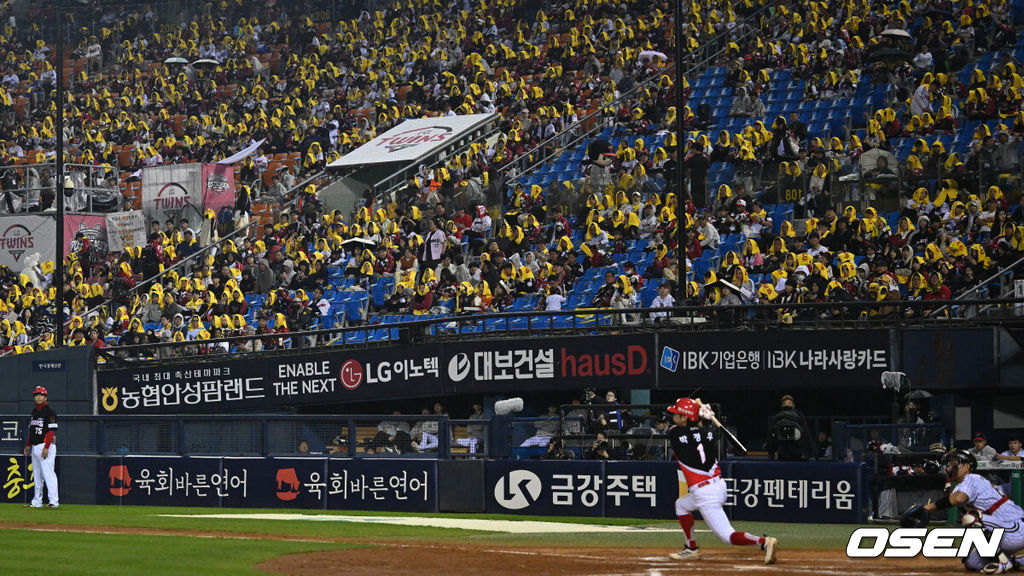 20일 서울 송파구 잠실야구장에서 2026 신한 SOL KBO 준플레이오프 3차전 LG 트윈스와 KIA 타이거즈의 경기가 열렸다. 홈팀 LG는 카라스코, KIA는 시라카와를 선발투수로 내세웠다.8회초 LG 홈 관중들이 경기장을 빠져나가고 있다. 2026.10.20 /cej@osen.co.kr