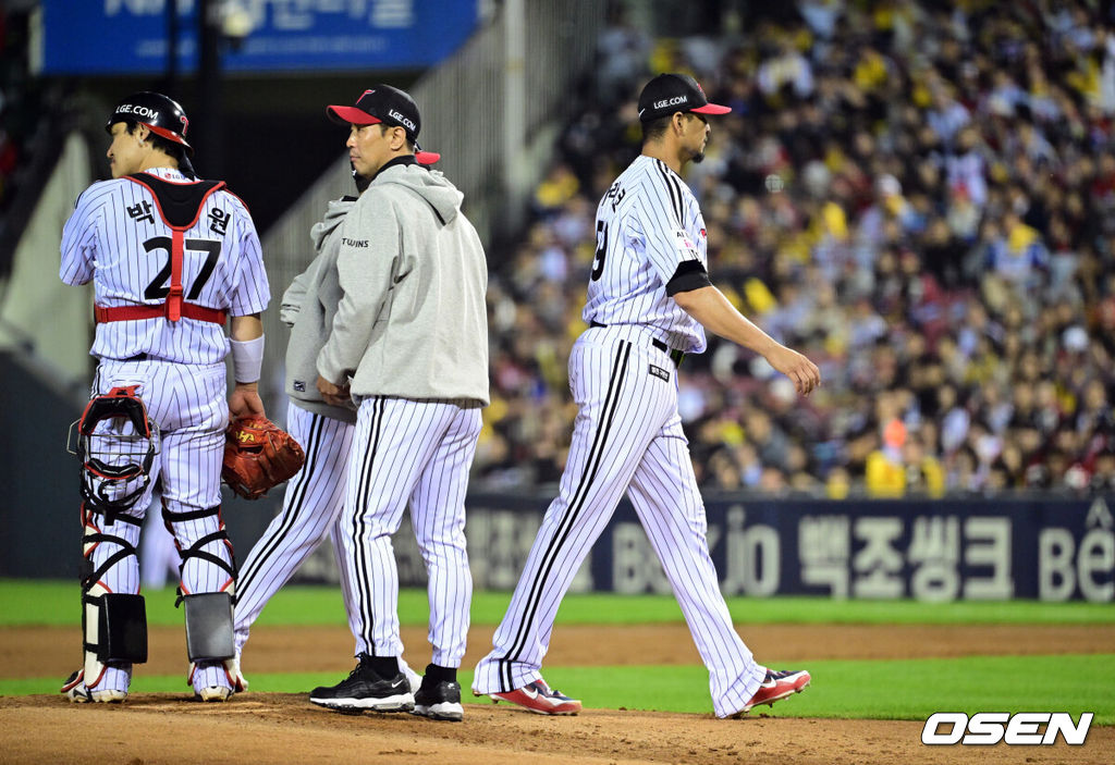 20일 서울 송파구 잠실야구장에서 2026 신한 SOL KBO 준플레이오프 3차전 LG 트윈스와 KIA 타이거즈의 경기가 열렸다. 홈팀 LG는 카라스코, KIA는 시라카와를 선발투수로 내세웠다.2회초 1사 만루에서 LG 카라스코가 강판되고 있다. 2026.10.20 /cej@osen.co.kr