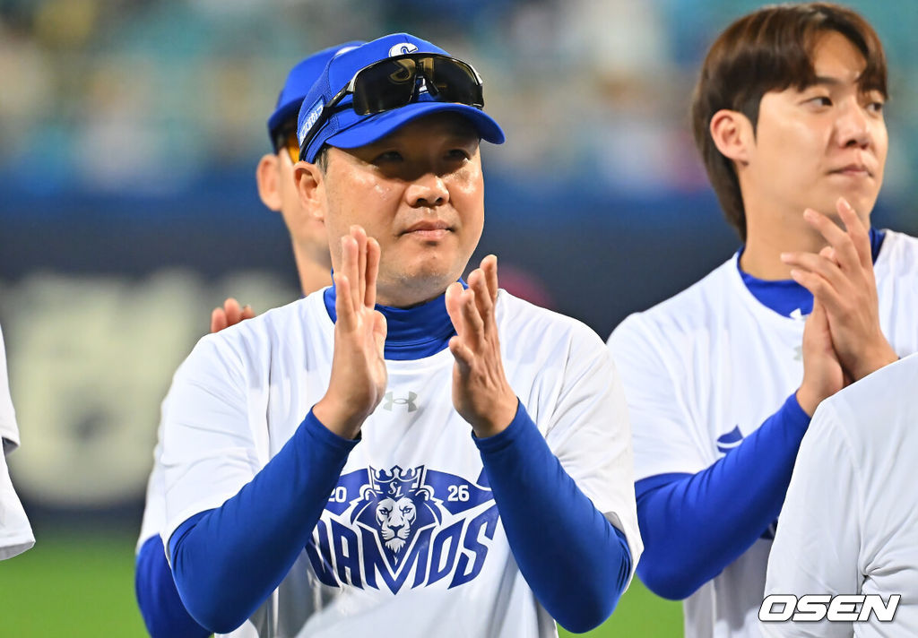12일 대구삼성라이온즈파크에서 2026 신한 SOL KBO 리그 삼성 라이온즈와 KT 위즈의 경기가 열렸다. 홈팀 삼성은 양창섭이, 방문팀 KT는 소형준이 선발 출전했다. 삼성 라이온즈 박진만 감독이 시즌 마지막 경기를 마치고 팬들에게 인사를 하고 있다. 2026.10.12 / foto0307@osen.co.kr