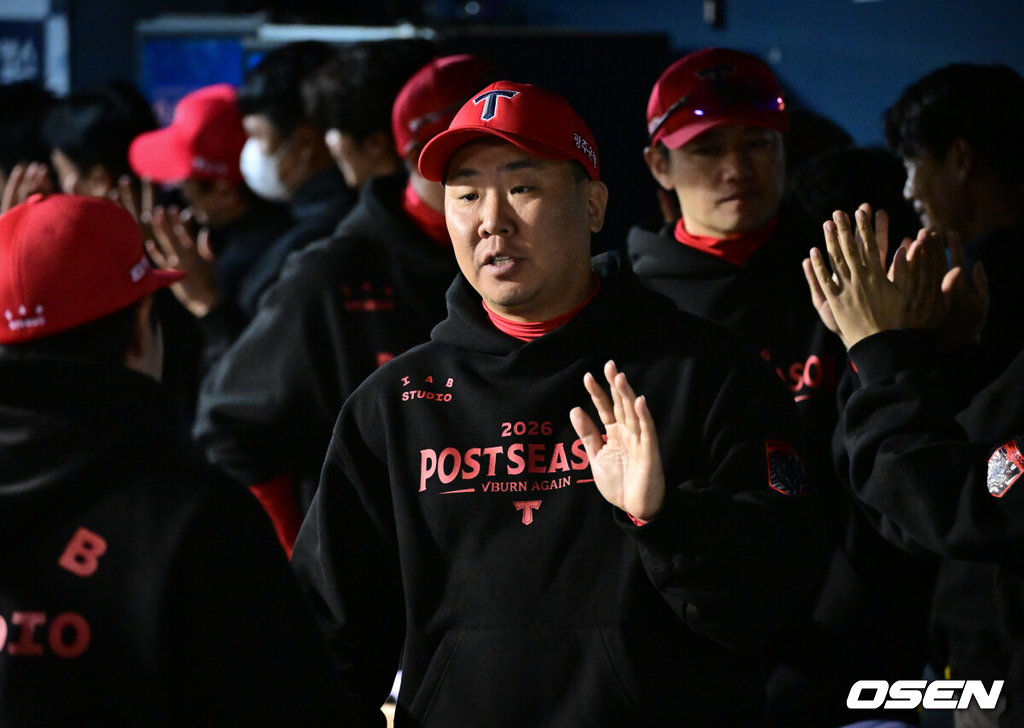 프로야구 KIA 타이거즈가 3연승을 질주하며 플레이오프에 진출했다. KIA은 20일 서울 잠실구장에서 열린 ‘2026 신한 SOL KBO 준플레이오프’ 3차전 LG 트윈스를 13-1로 제압했다. 이날 승리로 KIA는 시리즈 3승을 거두고 플레이오프 진출에 성공했다. KIA 구단 역사상 첫 준플레이오프 시리즈 승리다. 플레이오프에서는 리그 2위 삼성 라이온즈를 만난다. KIA 이범호 감독이 승리를 기뻐하고 있다. 2026.10.20 /cej@osen.co.k