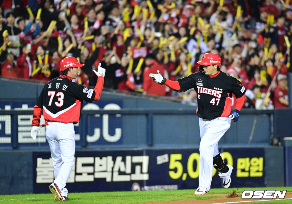 20일 서울 잠실야구장에서 ‘2026 신한 SOL KBO 준플레이오프’ 3차전 LG 트윈스와 KIA 타이거즈의 경기가 열렸다.벼랑 끝에 몰린 LG는 카를로스 카라스코가 선발로 나선다. 광주 홈에서 열린 2경기를 모두 잡아낸 KIA는 시라카와 게이쇼를 선발로 내세웠다.6회초 2사 주자없는 상황 KIA 나성범이 LG 우강훈을 상대로 달아나는 우월 솔로포를 날리고 그라운드를 돌며 고영민 코치와 기뻐하고 있다. 2026.10.20 / dreamer@osen.co.kr