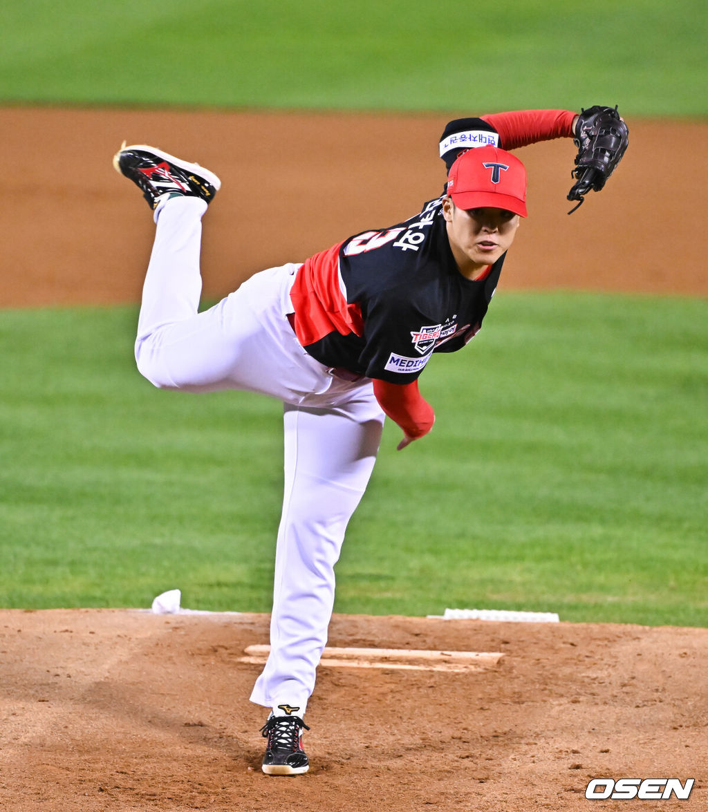 20일 서울 송파구 잠실야구장에서 2026 신한 SOL KBO 준플레이오프 3차전 LG 트윈스와 KIA 타이거즈의 경기가 열렸다. 홈팀 LG는 카라스코, KIA는 시라카와를 선발투수로 내세웠다.1회말 KIA 선발투수 시라카와가 역투하고 있다.    2026.10.20 / soul1014@osen.co.kr