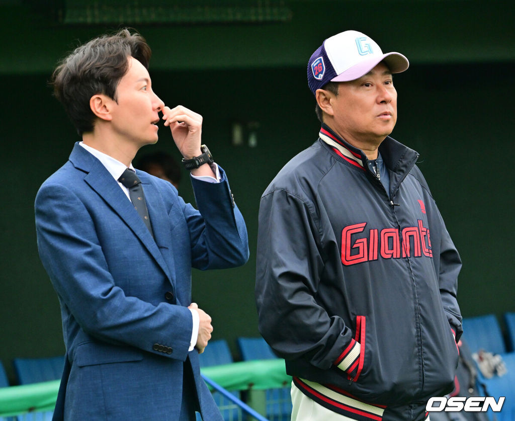26일 일본 미야자키 산마린 스타디움에서 두산 베어스와 롯데 자이언츠의 구춘대회 경기가 열렸다.두 팀의 맞대결은 롯데가 6-2로 앞선 3회말 악천후로 인해 노게임 선언됐다. 경기에 앞서 롯데 박준혁 단장과 김태형 감독이 이야기를 나누고 있다. 2026.02.26 /jpnews@osen.co.kr