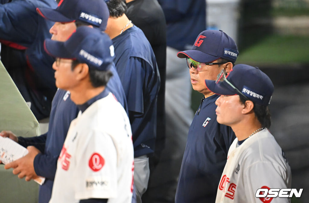 10일 부산 사직야구장에서 2026 신한 SOL KBO 리그 롯데 자이언츠와 KT 위즈의 경기가 열렸다. 홈팀 롯데는 비슬리가, 방문팀 KT는 배제성이 선발 출전했다.롯데 자이언츠 김태형 감독이 8회 현재 15-0으로 대패 중인 경기를 지켜보고 있다. 2026.09.10 / foto0307@osen.co.kr