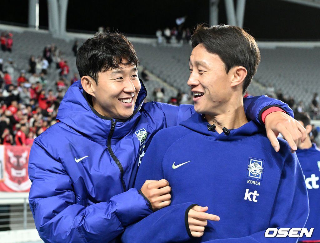 한국축구에 역사적인 날이다. 손흥민(34, LAFC)이 전설 차범근의 A매치 최다골 기록을 넘었다. 로베르트 모레노 감독이 이끄는 대한민국 축구대표팀은 6일 오후 8시 용인미르스타디움에서 개최되는 친선전에서 우즈베키스탄을 상대로 손흥민의 선제골과 오세훈의 추가골이 터져 2-0 완승을 거뒀다. 경기 종료 후 대한민국 손흥민, 이재성이 관중석을 향해 인사를 하고 있다. 2026.10.06 /sunday@osen.co.kr