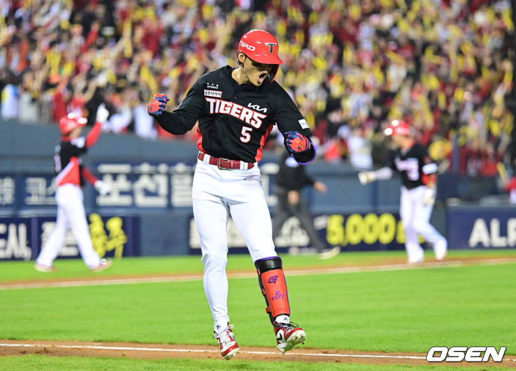 20일 서울 잠실야구장에서 ‘2026 신한 SOL KBO 준플레이오프’ 3차전 LG 트윈스와 KIA 타이거즈의 경기가 열렸다.벼랑 끝에 몰린 LG는 카를로스 카라스코가 선발로 나선다. 광주 홈에서 열린 2경기를 모두 잡아낸 KIA는 시라카와 게이쇼를 선발로 내세웠다.2회초 1사 만루 상황 KIA 김도영이 달아나는 좌중간 만루포를 날리고 펄쩍 뛰며 기뻐하고 있다. 2026.10.20 / dreamer@osen.co.kr