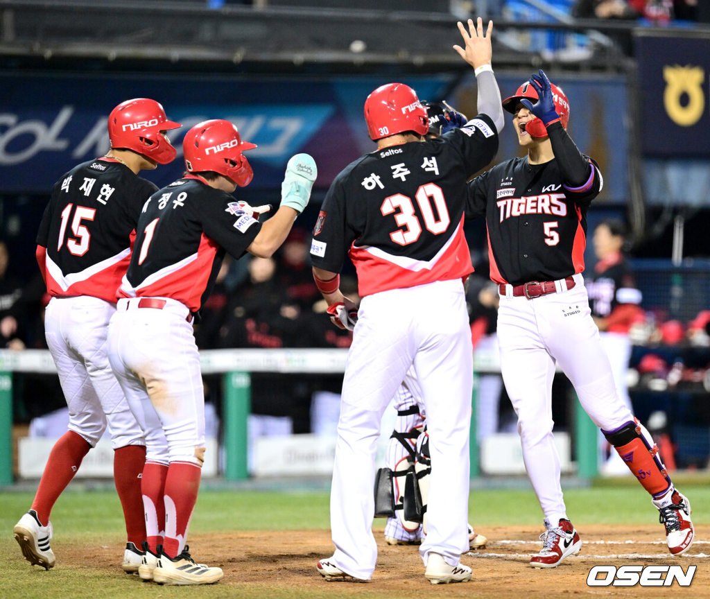 20일 서울 잠실야구장에서 ‘2026 신한 SOL KBO 준플레이오프’ 3차전 LG 트윈스와 KIA 타이거즈의 경기가 열렸다.벼랑 끝에 몰린 LG는 카를로스 카라스코가 선발로 나선다. 광주 홈에서 열린 2경기를 모두 잡아낸 KIA는 시라카와 게이쇼를 선발로 내세웠다.2회초 1사 만루 상황 KIA 김도영이 달아나는 좌중간 만루포를 날리고 홈을 밟은 뒤 선행주자들과 기뻐하고 있다. 2026.10.20 / dreamer@osen.co.kr
