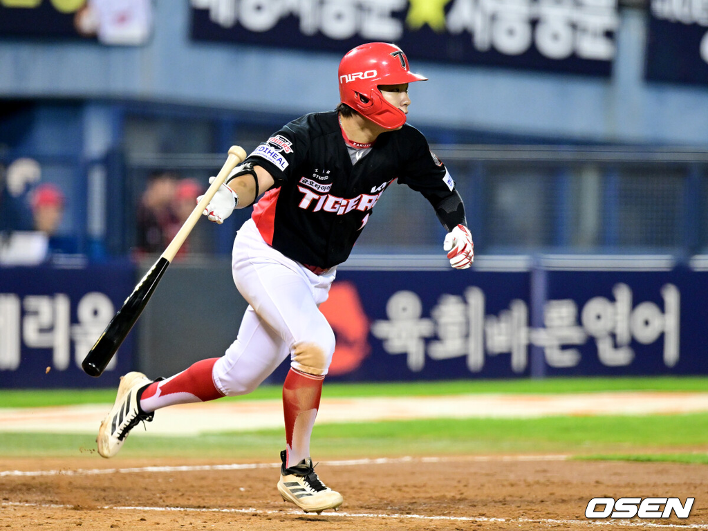 20일 서울 잠실야구장에서 ‘2026 신한 SOL KBO 준플레이오프’ 3차전 LG 트윈스와 KIA 타이거즈의 경기가 열렸다.벼랑 끝에 몰린 LG는 카를로스 카라스코가 선발로 나선다. 광주 홈에서 열린 2경기를 모두 잡아낸 KIA는 시라카와 게이쇼를 선발로 내세웠다.5회초 2사 1, 2루 상황 KIA 박정우가 달아나는 1타점 적시타를 날리고 있다. 2026.10.20 / dreamer@osen.co.kr