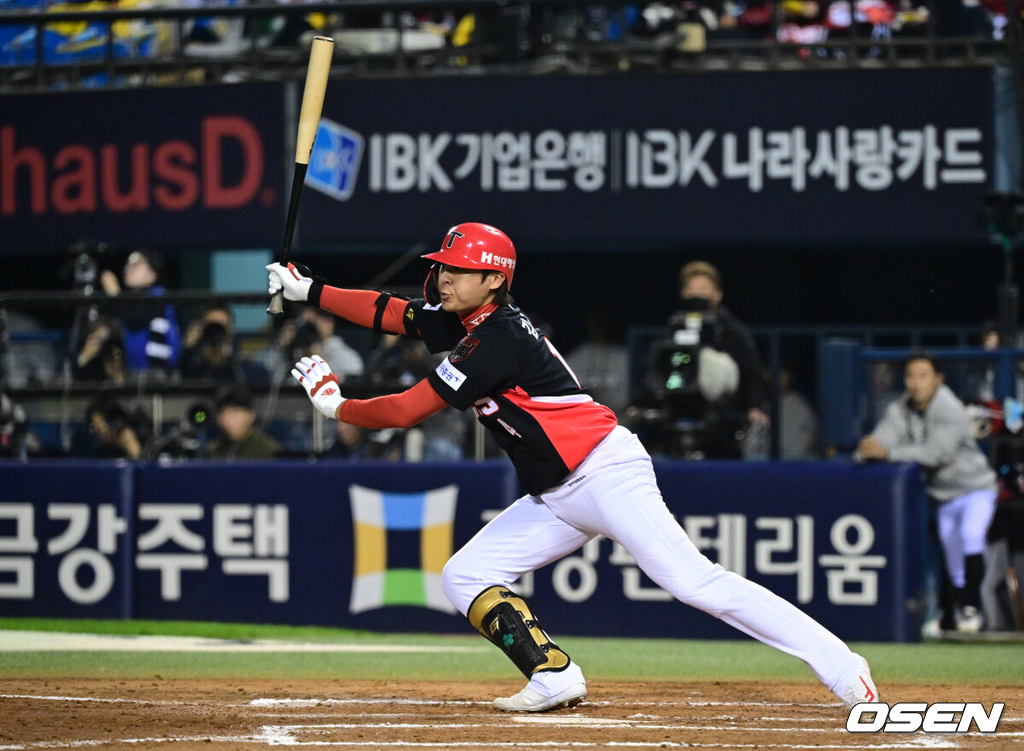 20일 서울 송파구 잠실야구장에서 2026 신한 SOL KBO 준플레이오프 3차전 LG 트윈스와 KIA 타이거즈의 경기가 열렸다.홈팀 LG는 카라스코, KIA는 시라카와를 선발투수로 내세웠다.3회초 1사에서 KIA 김규성이 안타를 날리고 있다. 2026.10.20 /cej@osen.co.kr