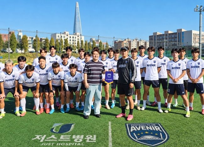 [사진] 저스트병원 김지혁 스포츠메디컬센터장과 FC 아브닐 선수단