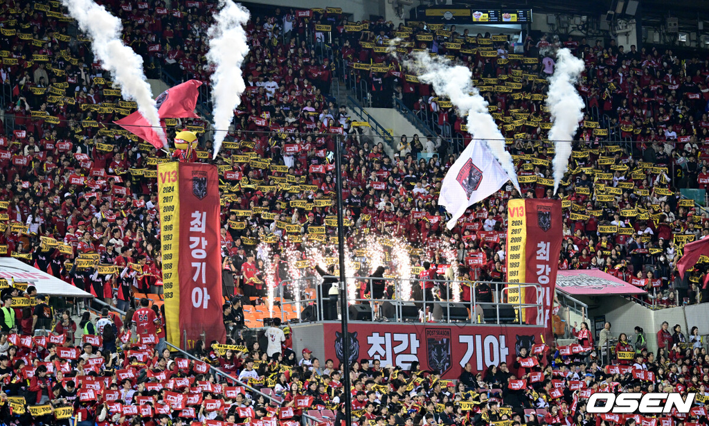 20일 서울 잠실야구장에서 ‘2026 신한 SOL KBO 준플레이오프’ 3차전 LG 트윈스와 KIA 타이거즈의 경기가 열렸다.벼랑 끝에 몰린 LG는 카를로스 카라스코가 선발로 나선다. 광주 홈에서 열린 2경기를 모두 잡아낸 KIA는 시라카와 게이쇼를 선발로 내세웠다.3루 KIA 응원단석에서 응원을 펼치고 있다. 2026.10.20 / dreamer@osen.co.kr