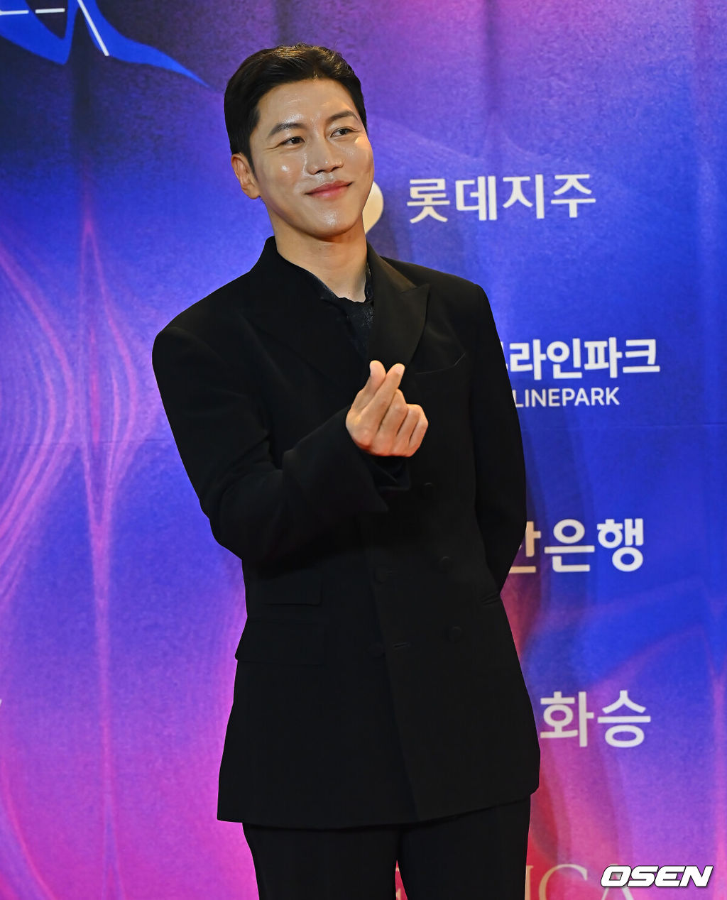 7일 부산 해운대구 시그니엘 부산에서 ‘2026 부일영화상’이 열렸다.1958년 3월 27일 부산 국제극장에서 제1회 시상식이 개최된 후 부산 지역 최대의 문화행사로 자리잡았으나 1970년대 들어 한국 영화계가 불황을 겪게 되면서 1973년 제16회를 마지막으로 중단되었다. 1996년 시작된 부산국제영화제의 성공으로 부산이 영상 산업 도시로 부각되는 흐름 속에서 2008년 35년만에 부활하여 부산국제영화제 기간 중에 개최하고 있다.음문석이 레드카펫 행사를 하고 있다. 2026.10.07 / foto0307@osen.co.kr