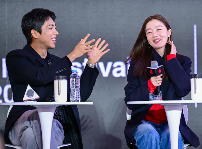 7일 부산 우동 영화의전당 루프씨어터에서 ‘제31회 부산국제영화제’ 영화 ‘낮과 밤은 서로에게’(감독 김종관) 오픈 토크가 열렸다.<br /><br />올해로 31회째를 맞은 부산국제영화제는 오는 15일까지 열흘간 이어진다. 올해 영화제에서는 59개국 316편의 작품이 관객들과 만난다.<br /><br />배우 한선화가 사회자의 질문에 답하며 미소짓고 있다. 2026.10.07 / dreamer@osen.co.kr