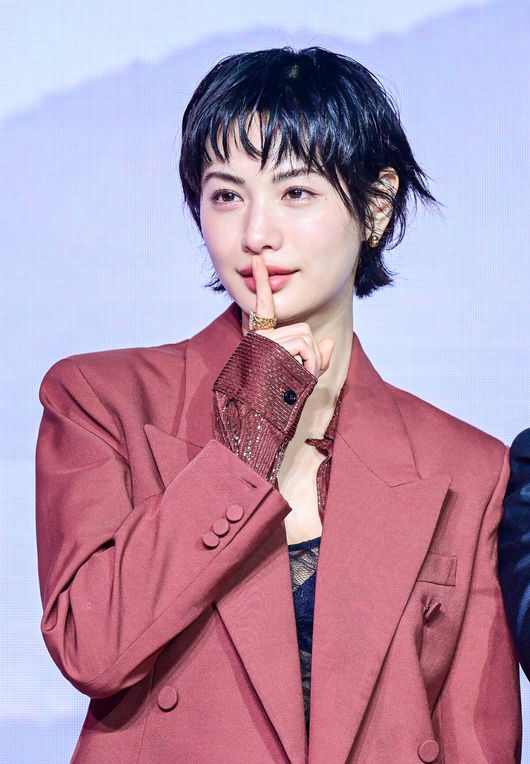 9일 오전 서울 JW 메리어트 동대문 스퀘어에서 넷플릭스(Netflix) 시리즈 '스캔들' 제작발표회가 열렸다.넷플릭스 시리즈 '스캔들'은 조선시대 여인으로만 갇혀 살기엔 뛰어난 재능을 가진 '조씨부인’(손예진 분)과 조선 최고의 연애꾼 '조원’(지창욱 분)이 벌이는 발칙하고 위험한 사랑 내기, 그리고 그 내기에 얽히게 된 청상과부 '희연’(나나 분)의 이야기를 그린 작품이다.배우 나나가 포토타임을 하고 있다. 2026.09.09 / dreamer@osen.co.kr
