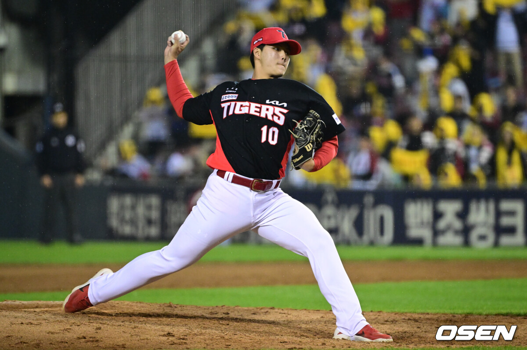 20일 서울 송파구 잠실야구장에서 2026 신한 SOL KBO 준플레이오프 3차전 LG 트윈스와 KIA 타이거즈의 경기가 열렸다.홈팀 LG는 카라스코, KIA는 시라카와를 선발투수로 내세웠다.8회말 KIA 김태형이 역투하고 있다. 2026.10.20 /cej@osen.co.kr