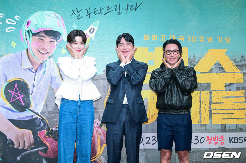 22일 오전 서울 여의도 KBS 별관에서 새 예능 '백수 이세돌' 제작발표회가 열렸다.'백수 이세돌'은 2016년 알파고를 상대로 1승을 거두고 바둑계를 떠난 이세돌이 기계가 대체할 수 없는 일터에 직접 뛰어드는 리얼 아날로그 생존기다.방송인 장도연, 전 바둑기사 이세돌, 정재형이 포토타임을 하고 있다. 2026.10.22 / dreamer@osen.co.kr