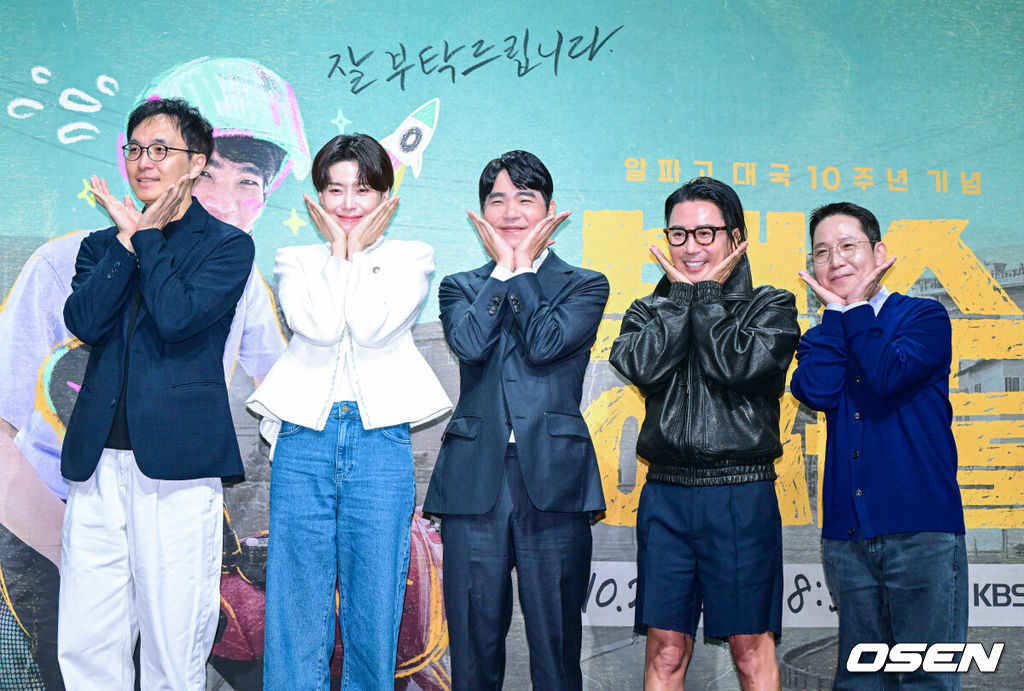 22일 오전 서울 여의도 KBS 별관에서 새 예능 '백수 이세돌' 제작발표회가 열렸다.'백수 이세돌'은 2016년 알파고를 상대로 1승을 거두고 바둑계를 떠난 이세돌이 기계가 대체할 수 없는 일터에 직접 뛰어드는 리얼 아날로그 생존기다.고세준 CP, 방송인 장도연, 전 바둑기사 이세돌, 정재형, 이명섭 PD(왼쪽부터)가 포토타임을 하고 있다. 2026.10.22 / dreamer@osen.co.kr