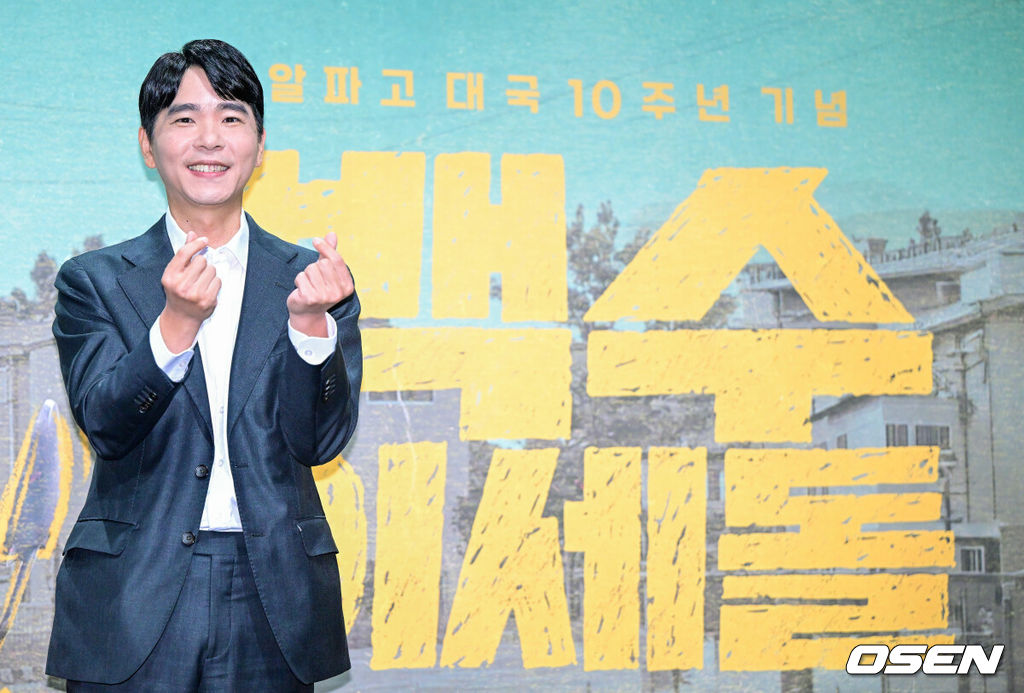 22일 오전 서울 여의도 KBS 별관에서 새 예능 '백수 이세돌' 제작발표회가 열렸다.'백수 이세돌'은 2016년 알파고를 상대로 1승을 거두고 바둑계를 떠난 이세돌이 기계가 대체할 수 없는 일터에 직접 뛰어드는 리얼 아날로그 생존기다.전 바둑기사 이세돌이 포토타임을 하고 있다. 2026.10.22 / dreamer@osen.co.kr