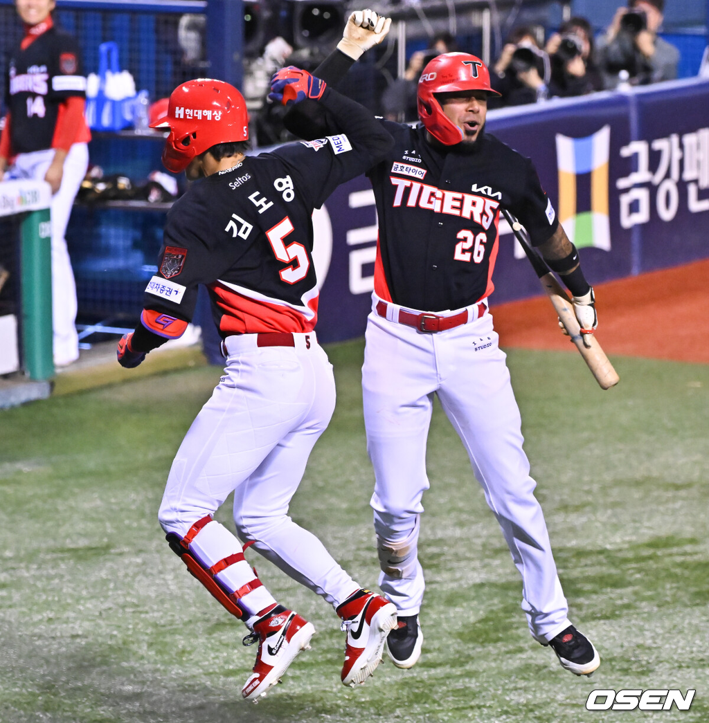 20일 서울 송파구 잠실야구장에서 2026 신한 SOL KBO 준플레이오프 3차전 LG 트윈스와 KIA 타이거즈의 경기가 열렸다.홈팀 LG는 카라스코, KIA는 시라카와를 선발투수로 내세웠다.2회말 1사 만루 김도영이 만루홈런을 날린뒤 카스트로와 기뻐하고 있다. 2026.10.20 / soul1014@osen.co.kr