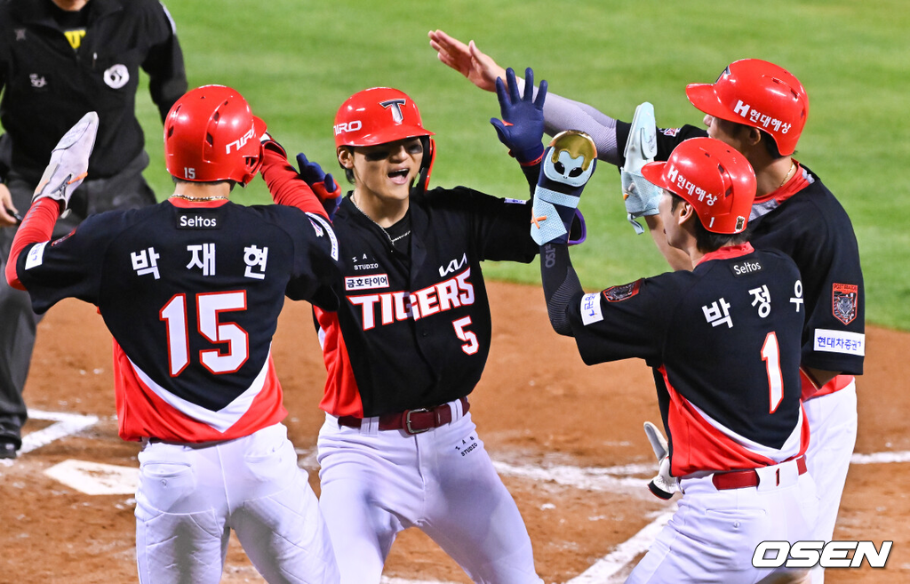 20일 서울 송파구 잠실야구장에서 2026 신한 SOL KBO 준플레이오프 3차전 LG 트윈스와 KIA 타이거즈의 경기가 열렸다.홈팀 LG는 카라스코, KIA는 시라카와를 선발투수로 내세웠다.2회초 1사 만루 KIA 김도영이 만루홈런을 날리고 동료들과 기뻐하고 있다. 2026.10.20 / soul1014@osen.co.kr