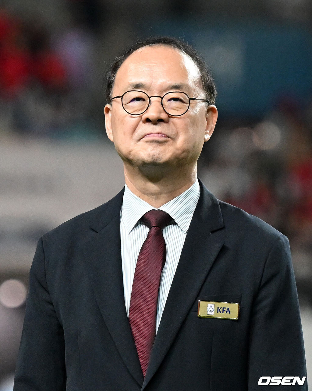 로베르트 모레노 임시 감독이 이끄는 대한민국 축구 국가대표팀은 28일 서울월드컵경기장에서 디에고 포를란 감독이 지휘하는 우루과이와 A매치 맞대결을 치러 1-4로 대패했다.이로써 모레노 감독은 지난 에콰도르전 3-0 완승 분위기를 이어기는 데 실패했다. 부임 2경기 만에 남미 강호 우루과이를 만나 1-4로 무너졌다.경기에 앞서 이용수 대한축구협회장 직무대행이 그라운드를 바라보고 있다. 2026.09.28 / sunday@osen.co.kr