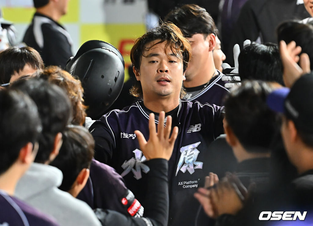 12일 대구삼성라이온즈파크에서 2026 신한 SOL KBO 리그 삼성 라이온즈와 KT 위즈의 경기가 열렸다. 홈팀 삼성은 양창섭이, 방문팀 KT는 소형준이 선발 출전했다. KT 위즈 문상철이 9회초 1사 좌월 솔로 홈런을 치고 하이파이브를 하고 있다. 2026.10.12 / foto0307@osen.co.kr