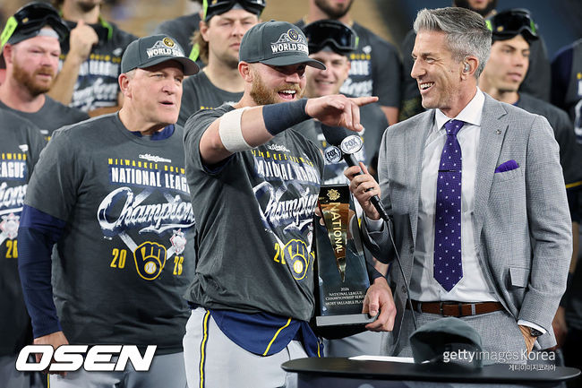 [사진] 밀워키 제이크 바우어스가 NLCS MVP 수상 후 기뻐하고 있다. ⓒGettyimages(무단전재 및 재배포 금지)