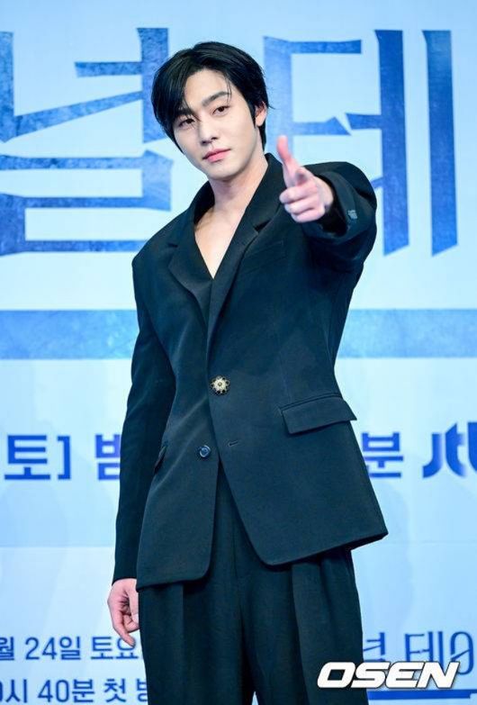 22일 오후 신도림동 더링크서울에서 JTBC 토일드라마 ‘파이널 테이블’ 제작발표회가 열렸다.  ‘파이널 테이블’은 최고의 한국인 요리사를 선발하는 ‘더 테이블: K 셰프 2026’을 배경으로 전 세계에서 모인 한국인 셰프들의 경쟁과 사연을 그린 드라마다.  배우 안효섭이 포토타임을 하고 있다. 2026.10.22 / dreamer@osen.co.kr