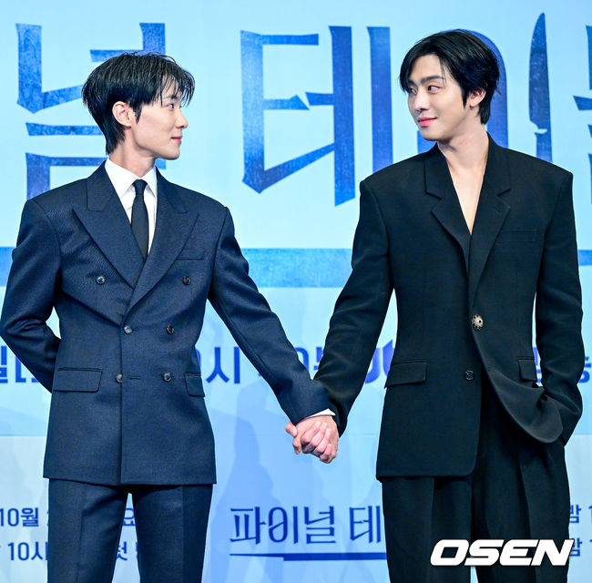 22일 오후 신도림동 더링크서울에서 JTBC 토일드라마 ‘파이널 테이블’ 제작발표회가 열렸다. ‘파이널 테이블’은 최고의 한국인 요리사를 선발하는 ‘더 테이블: K 셰프 2026’을 배경으로 전 세계에서 모인 한국인 셰프들의 경쟁과 사연을 그린 드라마다. 배우 장률, 정유진, 김도훈 감독, 홍화연, 안효섭(왼쪽부터)이 포토타임을 하고 있다. 2026.10.22 / dreamer@osen.co.kr