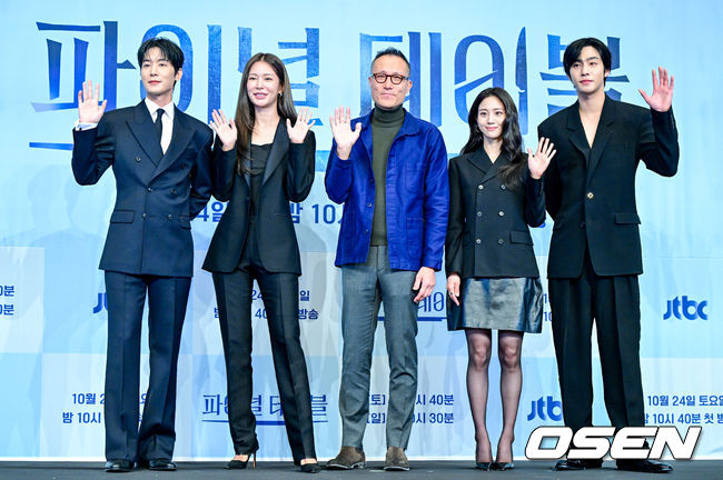 22일 오후 신도림동 더링크서울에서 JTBC 토일드라마 ‘파이널 테이블’ 제작발표회가 열렸다. ‘파이널 테이블’은 최고의 한국인 요리사를 선발하는 ‘더 테이블: K 셰프 2026’을 배경으로 전 세계에서 모인 한국인 셰프들의 경쟁과 사연을 그린 드라마다. 배우 장률, 정유진, 김도훈 감독, 홍화연, 안효섭(왼쪽부터)이 포토타임을 하고 있다. 2026.10.22 / dreamer@osen.co.kr