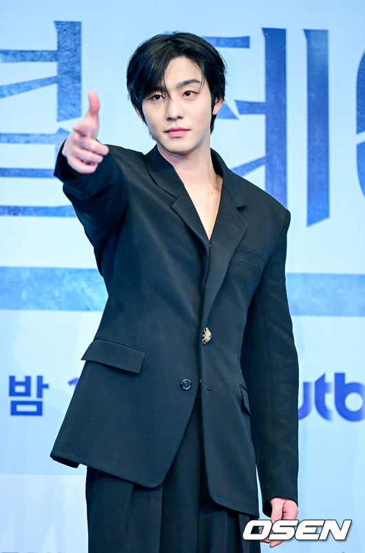 22일 오후 신도림동 더링크서울에서 JTBC 토일드라마 ‘파이널 테이블’ 제작발표회가 열렸다. ‘파이널 테이블’은 최고의 한국인 요리사를 선발하는 ‘더 테이블: K 셰프 2026’을 배경으로 전 세계에서 모인 한국인 셰프들의 경쟁과 사연을 그린 드라마다. 배우 장률, 정유진, 김도훈 감독, 홍화연, 안효섭(왼쪽부터)이 포토타임을 하고 있다. 2026.10.22 / dreamer@osen.co.kr