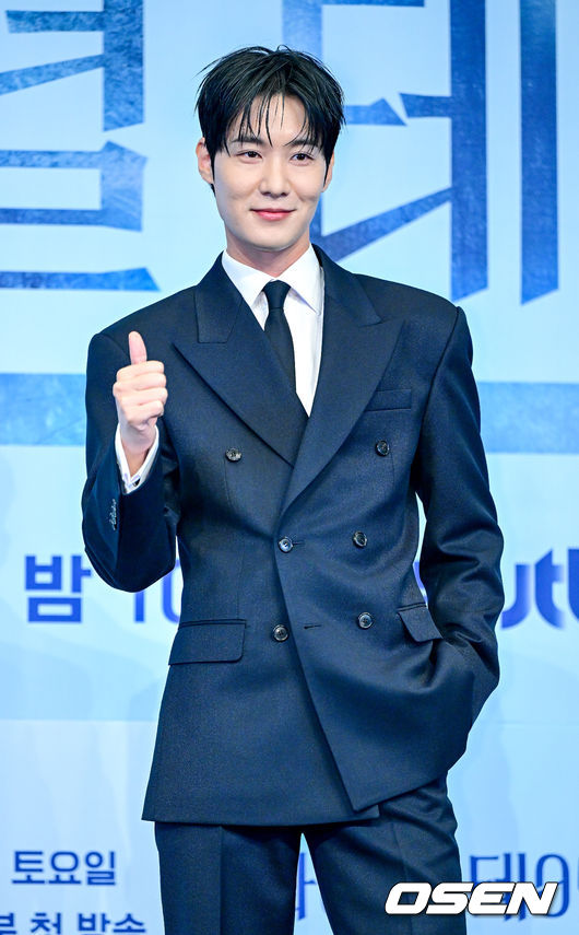 22일 오후 신도림동 더링크서울에서 JTBC 토일드라마 ‘파이널 테이블’ 제작발표회가 열렸다. ‘파이널 테이블’은 최고의 한국인 요리사를 선발하는 ‘더 테이블: K 셰프 2026’을 배경으로 전 세계에서 모인 한국인 셰프들의 경쟁과 사연을 그린 드라마다. 배우 장률, 정유진, 김도훈 감독, 홍화연, 안효섭(왼쪽부터)이 포토타임을 하고 있다. 2026.10.22 / dreamer@osen.co.kr