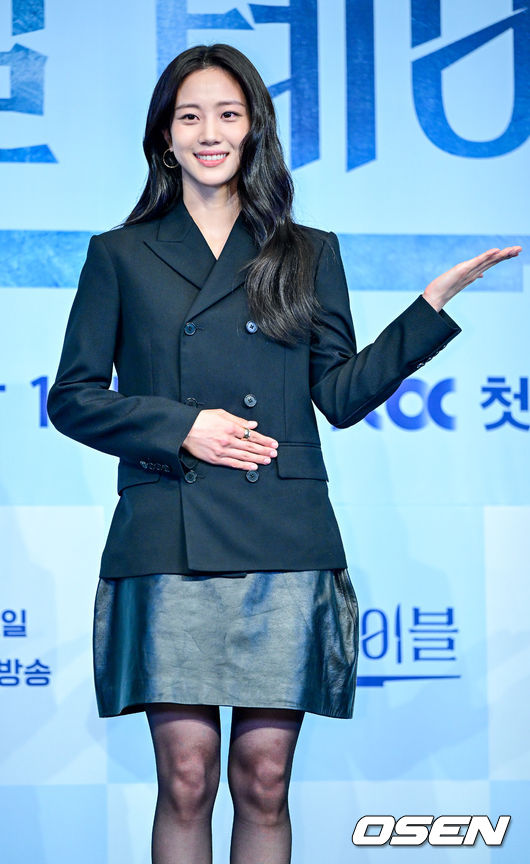 22일 오후 신도림동 더링크서울에서 JTBC 토일드라마 ‘파이널 테이블’ 제작발표회가 열렸다. ‘파이널 테이블’은 최고의 한국인 요리사를 선발하는 ‘더 테이블: K 셰프 2026’을 배경으로 전 세계에서 모인 한국인 셰프들의 경쟁과 사연을 그린 드라마다. 배우 장률, 정유진, 김도훈 감독, 홍화연, 안효섭(왼쪽부터)이 포토타임을 하고 있다. 2026.10.22 / dreamer@osen.co.kr