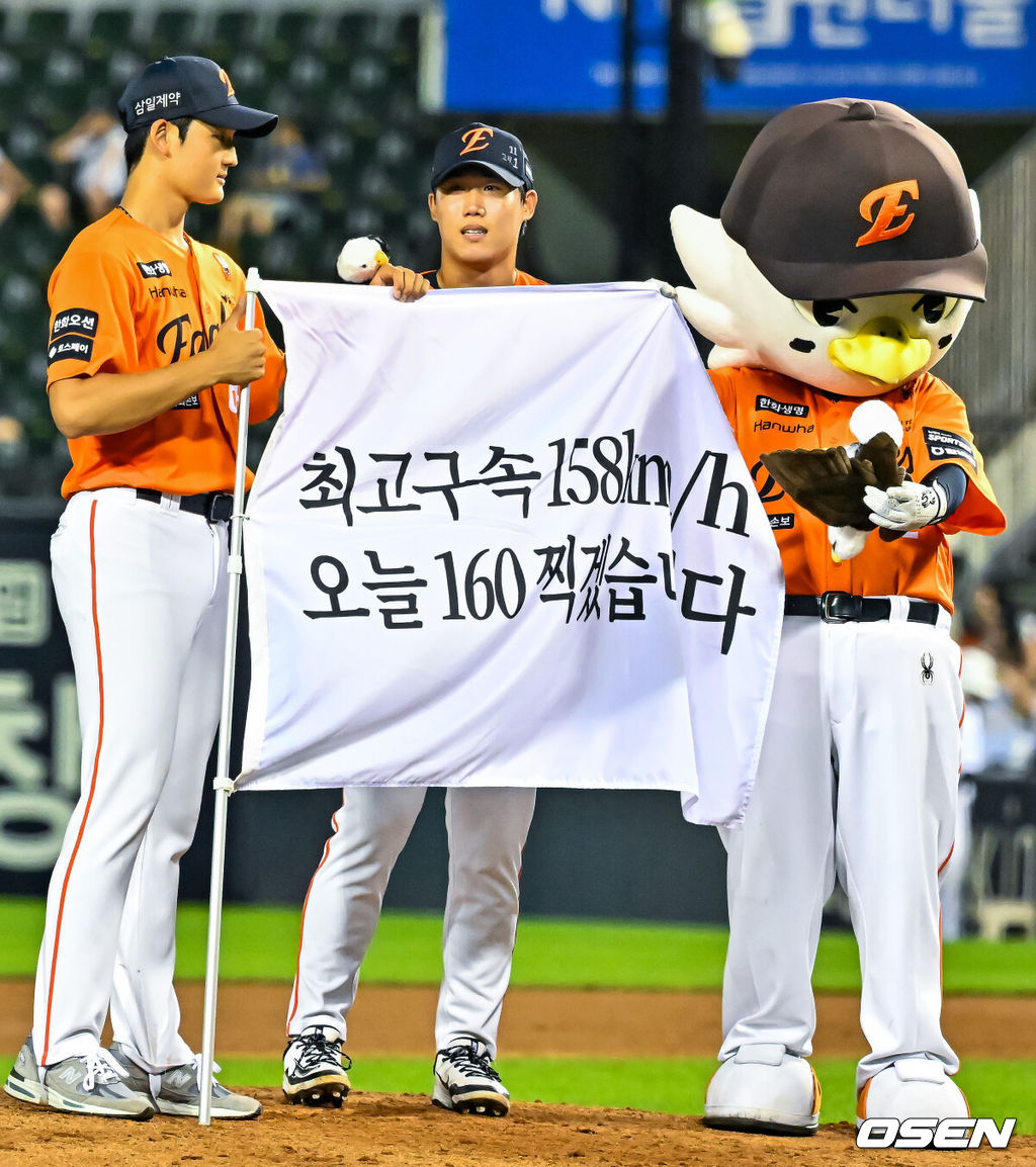 10일 서울 잠실야구장에서 ‘2026 신한 SOL KBO 올스타 프라이데이’가 열렸다.올스타 프라이데이인 오늘(10일)은 '넥스트레벨 매치'가 가장 먼저 열렸다. 지난해 넥스트 레벨 트레이닝 캠프를 수료한 고교 2학년 유망주들이 참가해 2028 KBO 신인드래프트를 앞둔 차세대 스타들의 기량을 선보였다. 이어 북부리그와 남부리그가 맞붙는 퓨처스 올스타전이 펼쳐진다. 경기 종료 후에는 팬 투표로 선정된 거포 8명이 출전하는 홈런 더비가 펼쳐진다.8회말 마운드에 오른 한화 원종혁이 퍼포먼스를 펼치고 있다. 2026.07.10 / rumi@osen.co.kr