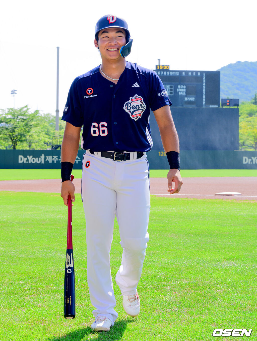 2일 강화 SSG퓨처스필드에서 2026 메디힐 KBO 퓨처스리그 SSG 랜더스와 두산 베어스의 경기가 열렸다.이날 SSG이 두산에 2-1 승리를 거두며 전날 패배를 설욕했다. 클리닝 타임을 앞두고 폭염 콜드 게임이 선언됐다.두산 김주오가 포즈를 취하고 있다. 2026.08.02 / jpnews@osen.co.kr