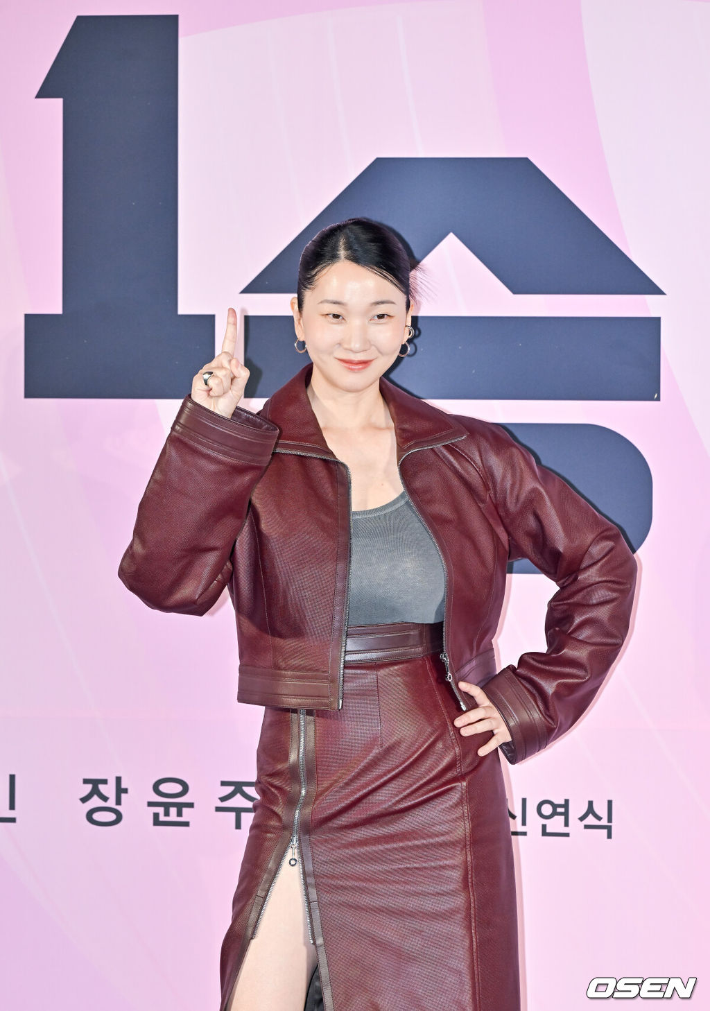 28일 서울 용산구 용산아이파크몰 내 용산 CGV에서 영화 '1승' 제작보고회가 진행됐다.<br /><br />'1승'은 이겨본 적 없는 감독(송강호 분)과 이길 생각 없는 구단주(박정민 분), 이기는 법 모르는 선수들까지 승리의 가능성이 하나도 없는 프로 여자배구단이 1승을 위해 도전에 나서는 영화다.<br /><br />배우 장윤주가 포즈를 취하고 있다. 2024.10.28 / soul1014@osen.co.kr