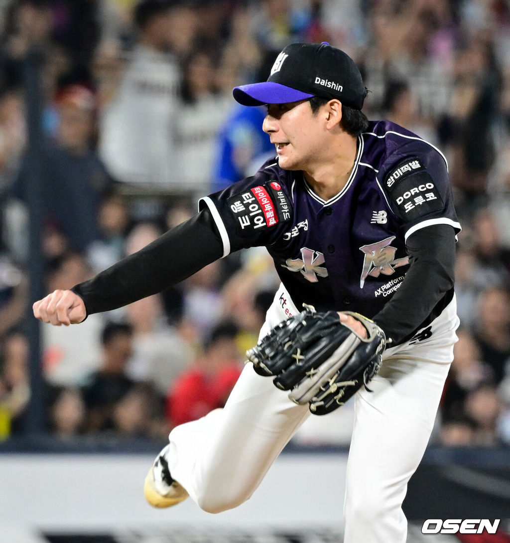 13일 수원 KT위즈파크에서 2026 신한 SOL KBO리그 KT 위즈와 롯데 자이언츠의 경기가 열렸다.이날 KT는 소형준, 롯데는 나균안을 선발로 내세웠다.7회초 KT 스기모토가 역투하고 있다. 2026.09.13 /cej@osen.co.kr
