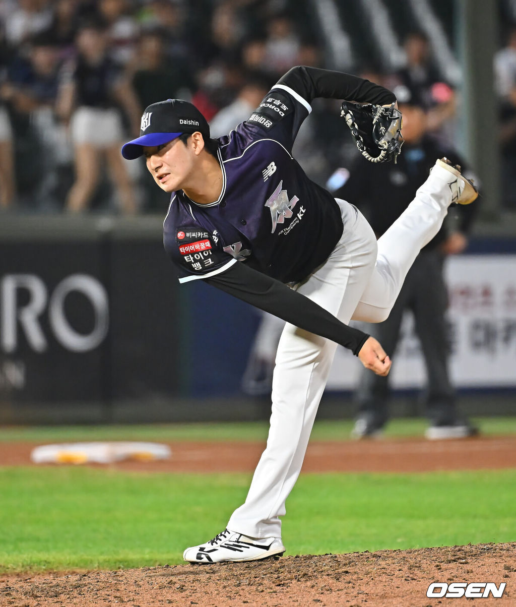 11일 부산 사직야구장에서 2026 신한 SOL KBO 리그 롯데 자이언츠와 KT 위즈의 경기가 열렸다. 홈팀 롯데는 김진욱이, 방문팀 KT는 로건이 선발 출전했다.KT 위즈 스기모토가 역투하고 있다. 2026.09.11 / foto0307@osen.co.kr