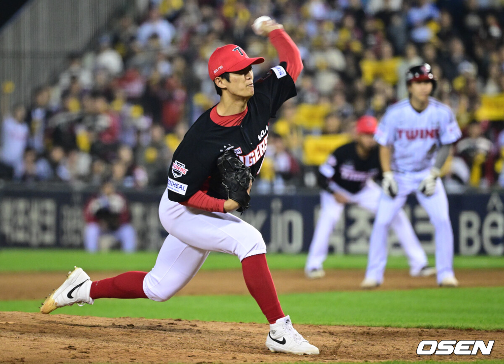 20일 서울 송파구 잠실야구장에서 2026 신한 SOL KBO 준플레이오프 3차전 LG 트윈스와 KIA 타이거즈의 경기가 열렸다.홈팀 LG는 카라스코, KIA는 시라카와를 선발투수로 내세웠다.7회말 2사 만루에서 KIA 이의리가 역투하고 있다. 2026.10.20 /cej@osen.co.kr