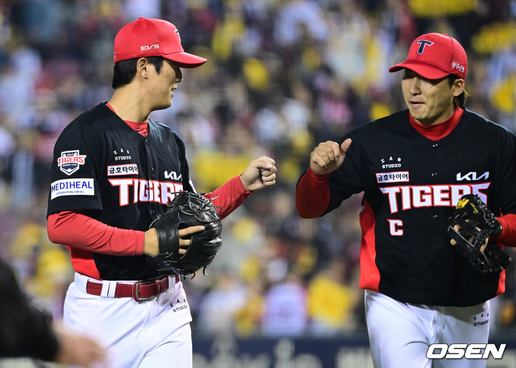 20일 서울 송파구 잠실야구장에서 2026 신한 SOL KBO 준플레이오프 3차전 LG 트윈스와 KIA 타이거즈의 경기가 열렸다.홈팀 LG는 카라스코, KIA는 시라카와를 선발투수로 내세웠다.7회말 2사 만루에서 LG 박해민을 땅볼로 돌려세운 KIA 이의리가 더그아웃으로 향하며 나성범의 축하를 받고 있다. 2026.10.20 /cej@osen.co.kr