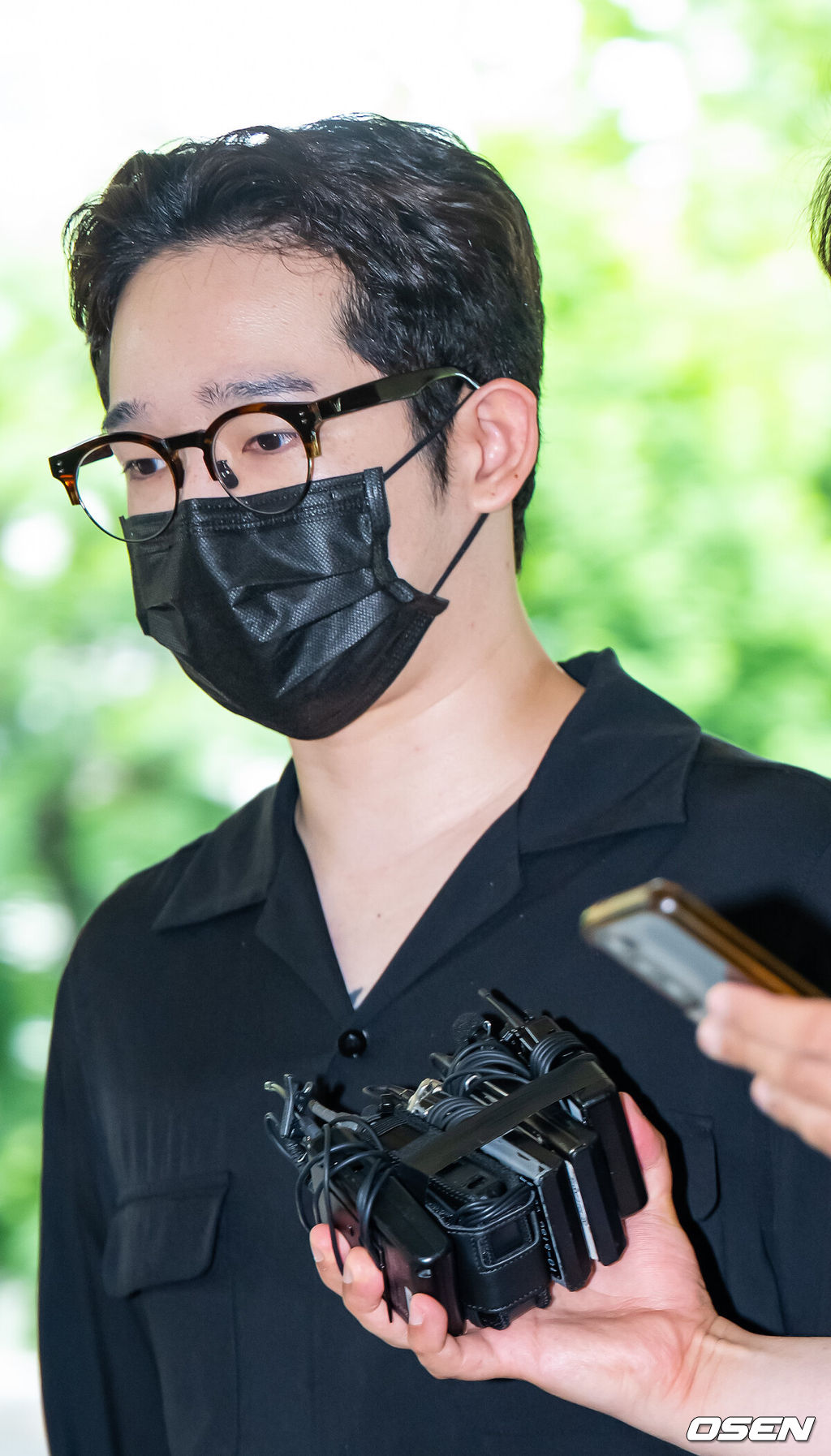마약류관리에 관한 법률위반 혐의로 기소된 가수 남태현과 인플루언서 서민재가 18일 오전 서울 마포구 서울서부지방법원에서 열리는 공판을 위해 법원에 출석했다.가수 남태현이 법원으로 빠르게 들어서고 있다. 2023.05.18 /rumi@osen.co.kr