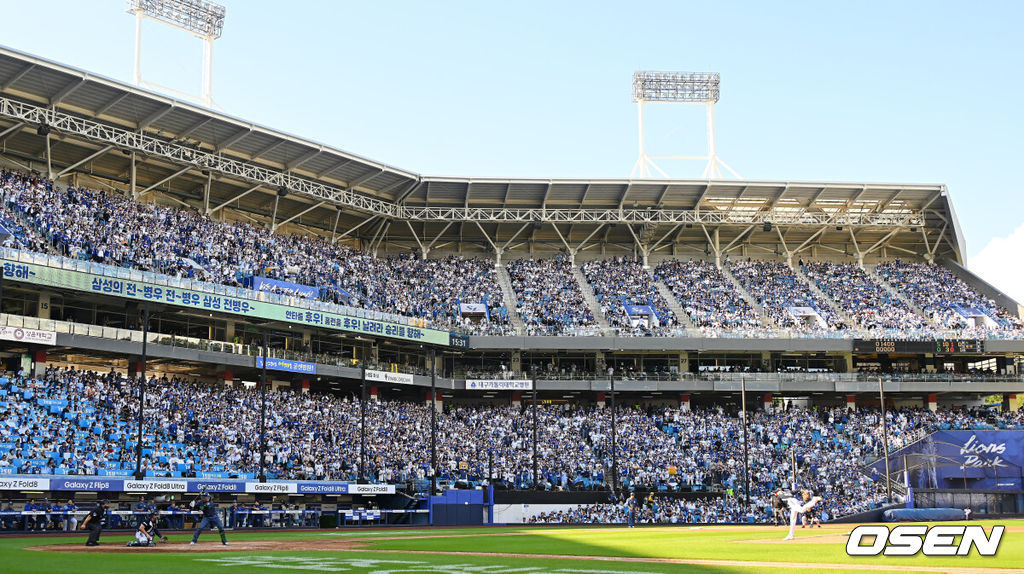 4일 대구삼성라이온즈파크에서 2026 신한 SOL KBO 리그 삼성 라이온즈와 두산 베어스의 경기가 열렸다. 홈팀 삼성은 이승현이, 방문팀 두산은 벤자민이 선발 출전했다. 대구삼성라이온즈파크를 가득 메운 팬들이 응원을 하고 있다. 2026.10.04 / foto0307@osen.co.kr