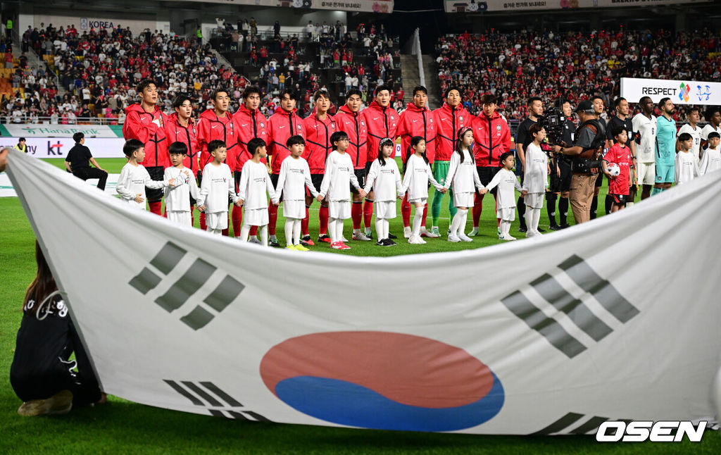 로베르트 모레노 감독이 이끄는 대한민국 축구대표팀이 24일 수원월드컵경기장에서 에콰도르와 친선경기를 가졌다.이날 경기는 모레노 감독의 대한민국 축구대표팀 데뷔전으로 임시 감독의 계약 기간은 오는 11월 27일까지다. A매치 6경기를 치른 뒤 성적과 경기 내용을 바탕으로 계약 연장 여부가 결정된다.대한민국 대표팀이 애국가를 제창하고 있다. 2026.09.24 /cej@osen.co.kr