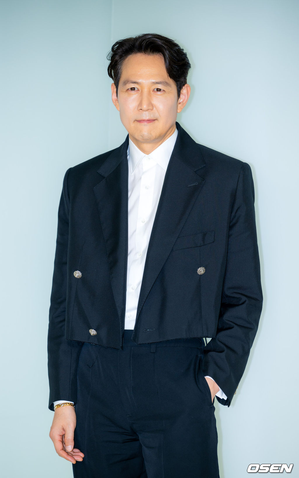 26일 오전 서울 여의도 퐁피두센터 한화에서 한 프랑스 럭셔리 브랜드 2026 공방 컬렉션 서울 쇼 포토월 행사가 열렸다. 쇼1부 포토월에는 틸다 스윈튼(TILDA SWINTON), 마리옹 꼬띠아르(MARION COTILLARD), 김고은, 박서준, 고윤정 / 일본 가수 찬미나(CHANMINA) 대만 배우 계륜미(GWEI LUN MEI) 배우 이정재, 홍경, 김민하, 장윤주 코르티스_건호, 마틴, 르세라핌_카즈하 발레리나 강수진 모델 아이린 스노우보더 클로이 김이 참석자에 이름을 올렸다.배우 이정재가 포토타임을 갖고 있다. 2026.05.26 / rumi@osen.co.kr