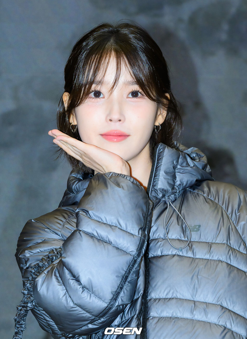 22일 오후 서울 성수동 한 스토어에서 글로벌 스포츠 브랜드 팝업스토어 행사가 진행됐다.이날 행사에는 가수 아이유와 전 피겨선수 김연아, 배우 변요한, 이동휘, 가수 던이 참석했다.   가수 아이유가 포즈를 취하고 있다  2026.10.22 / soul1014@osen.co.kr