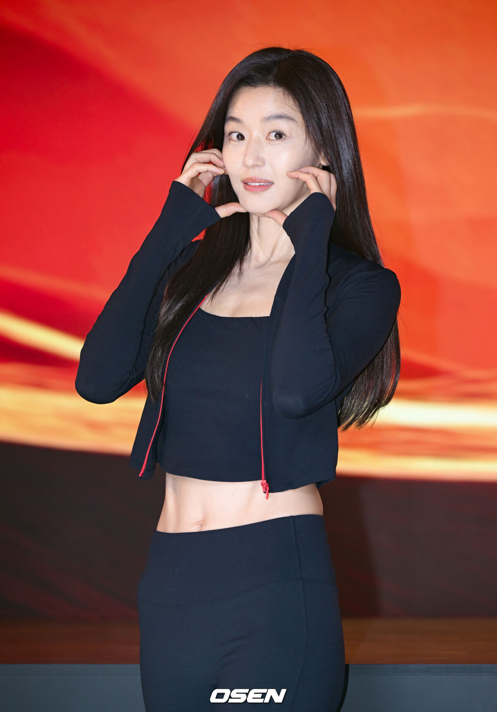 23일 성동구 한 복합문화공간에서 애슬레저 브랜드의 포토월 행사가 열렸다.이날 행사에는 배우 전지현이 참석했다. 배우 전지현이 포즈를 취하고 있다. 2026.10.23 /cej@osen.co.kr