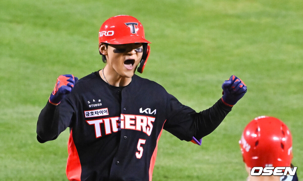 20일 서울 송파구 잠실야구장에서 2026 신한 SOL KBO 준플레이오프 3차전 LG 트윈스와 KIA 타이거즈의 경기가 열렸다.홈팀 LG는 카라스코, KIA는 시라카와를 선발투수로 내세웠다.2회초 1사 만루 KIA 김도영이 만루홈런을 날리고 동료들과 기뻐하고 있다. 2026.10.20 / soul1014@osen.co.kr