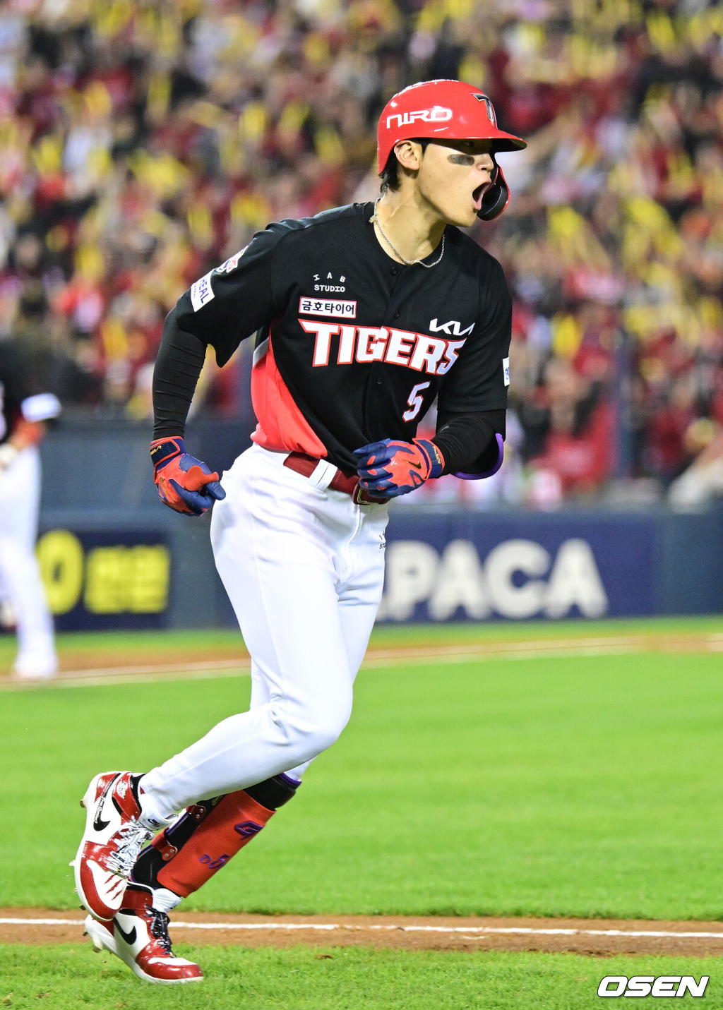20일 서울 잠실야구장에서 ‘2026 신한 SOL KBO 준플레이오프’ 3차전 LG 트윈스와 KIA 타이거즈의 경기가 열렸다.벼랑 끝에 몰린 LG는 카를로스 카라스코가 선발로 나선다. 광주 홈에서 열린 2경기를 모두 잡아낸 KIA는 시라카와 게이쇼를 선발로 내세웠다.2회초 1사 만루 상황 KIA 김도영이 LG 케네디를 상대로 달아나는 좌중간 만루포를 날린 뒤 그라운드를 돌며 환호하고 있다. 2026.10.20 / dreamer@osen.co.kr